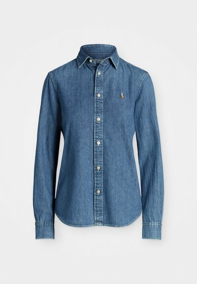 Denim srajca v srednji modri barvi, dolgi rokavi, ovratnik z gumbi in akcent logotipa na prsih. Ima ukrivljen rob in standardno prileganje.