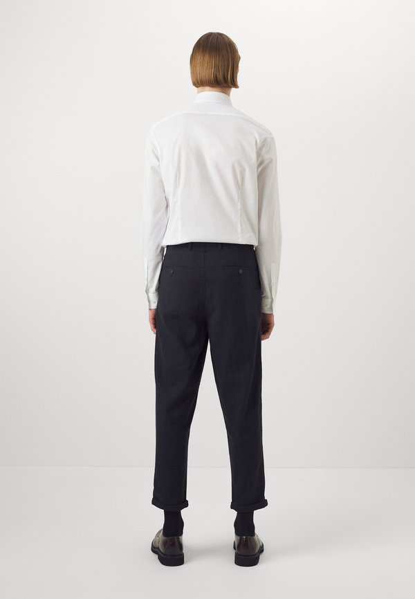 RELAXED CROP RON PANT - Trousers4