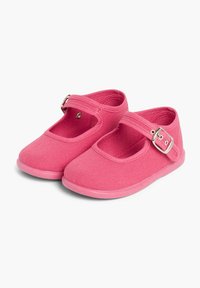 Scarpe Mary Jane in tela rosa con punta rotonda, cinturino con fibbia e suola in gomma. Tessuto liscio con un design semplice.