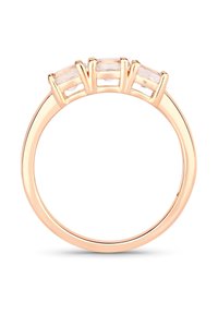 Roségoldring mit vier rechteckigen klaren Steinen, die in erhöhten Krappen gefasst sind, mit einem glatten Band und polierter Oberfläche.