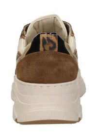 Sneaker mit einem braunen Wildlederspiegel, beigem Obermaterial und schwarzen Akzenten. Verfügt über ein unverwechselbares Leopardenmuster und eine gepolsterte weiße Sohle.