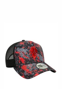 Lkw-Fahrer-Cap mit schwarzem Netzrücken, rot-grauem Camouflage-Design und aufgesticktem roten Flammenlogo auf der Vorderseite. Verstellbarer Riemen enthalten.