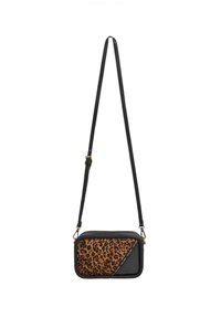 Torebka crossbody w panterkę z czarnymi skórzanymi akcentami, prostokątny kształt, odpinany pasek i zamek błyskawiczny.