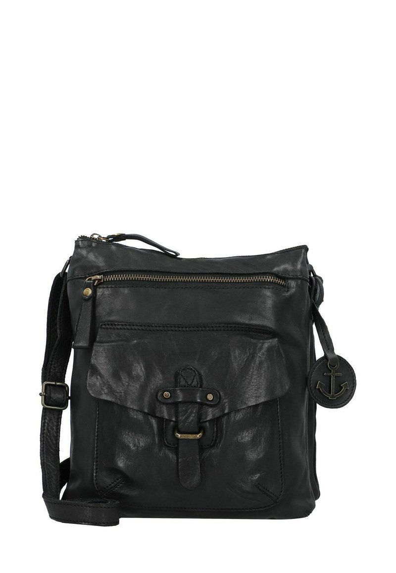Borsa a tracolla in pelle nera con chiusura a zip, tasca frontale con patta, tracolla regolabile e dettaglio con charm ad ancora. Texture liscia, design compatto.