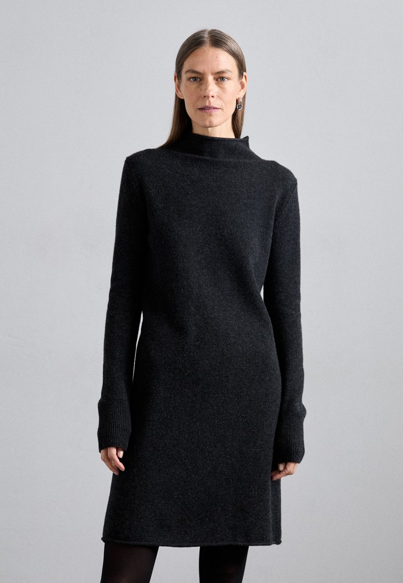 Filippa K FUNNEL NECK DRESS - Strikkjoler - anthracite
