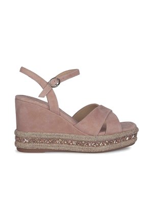 Roze suède wedge sandalen hebben kruisbanden, een enkelband met een gesp en een versierde jute zool met een decoratieve geweven band.