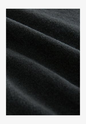 Material negru cu o suprafață moale și texturată, având modele striate și pliuri fluide. Se pare că materialul este elastic și ușor.