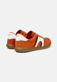 Orange Wildlederschuhe mit weißen und schwarzen Akzenten, runder Zehenform, Schnürdesign und brauner Gummisohle. "Camper"-Logo an der Ferse.