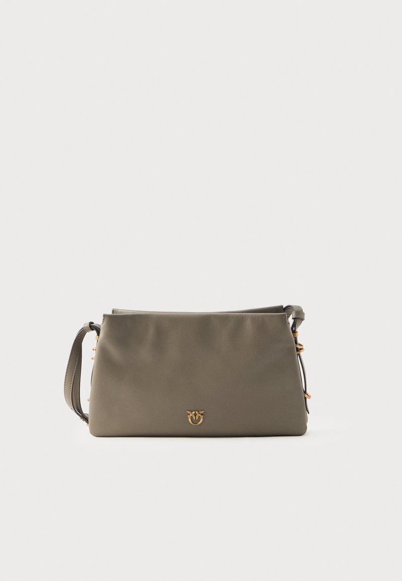 Olivgrüne Leder-Umhängetasche mit verstellbarem Tragegurt und kleinem goldenen Emblem in der Mitte auf der Vorderseite.