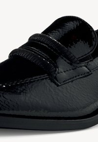 Scarpa in pelle patinata nera con punta arrotondata, superficie testurizzata e doppie cinghie in Velcro per una chiusura sicura e una facile vestibilità.