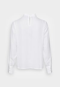 Witte blouse met lange mouwen, voorzien van een hoge kraag en een knoopsluiting met een sleutelgatopening op de rug. Glad textuur met manchet details.
