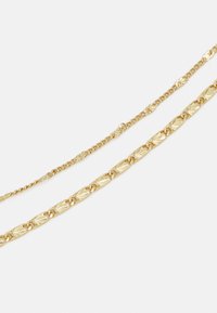 Collana in oro con due stili distinti: uno con maglie ovali incise e l'altro con un delicato design intrecciato.
