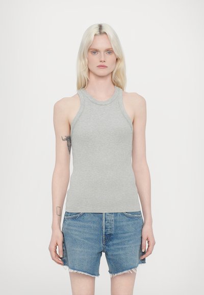 Grijze geribbelde tanktop met een hoge hals en een mouwloos ontwerp, gecombineerd met versleten denim shorts. Soepele textuur, aansluitende silhouet.