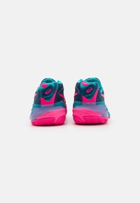 Scarpe sportive con tomaia blu navy, dettagli rosa e suola traslucida. Presentano un colletto imbottito e una suola in gomma testurizzata per migliorare la presa.