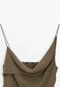 Cowl-neck top i olivengrønt stof, med tynde stropper og en afslappet pasform. Mærket hedder "Massimo Dutti."