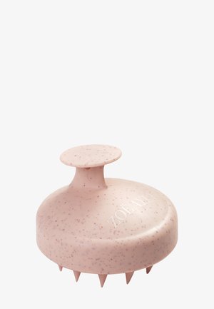 Masseur de cuir chevelu rose moucheté avec une poignée ronde et plusieurs courtes soies pointues en silicone en dessous.