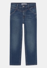 Jeans de denim azul oscuro con un diseño clásico de cinco bolsillos, que cuentan con un cierre de botón y detalles de costura sutiles.