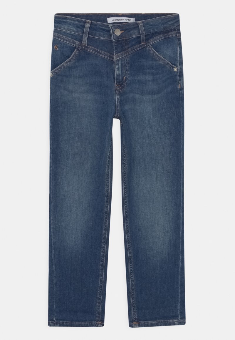 Jeans de denim azul oscuro con un diseño clásico de cinco bolsillos, que cuentan con un cierre de botón y detalles de costura sutiles.