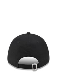 Casquette noire avec visière incurvée, en tissu, avec sangle réglable à l'arrière et quincaillerie en métal pour le réglage de la taille.