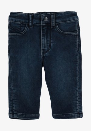 Tmavě modré džínové kalhoty s klasickým pětiprvkovým designem, vybavené zapínáním na knoflíky, rovnými nohavicemi a jemnými šicími detaily.