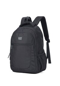 Zwarte rugzak gemaakt van duurzaam materiaal, met een voorvak met ritssluiting, gewatteerde schouderbanden en een hoofdcompartiment met een ritssluiting.