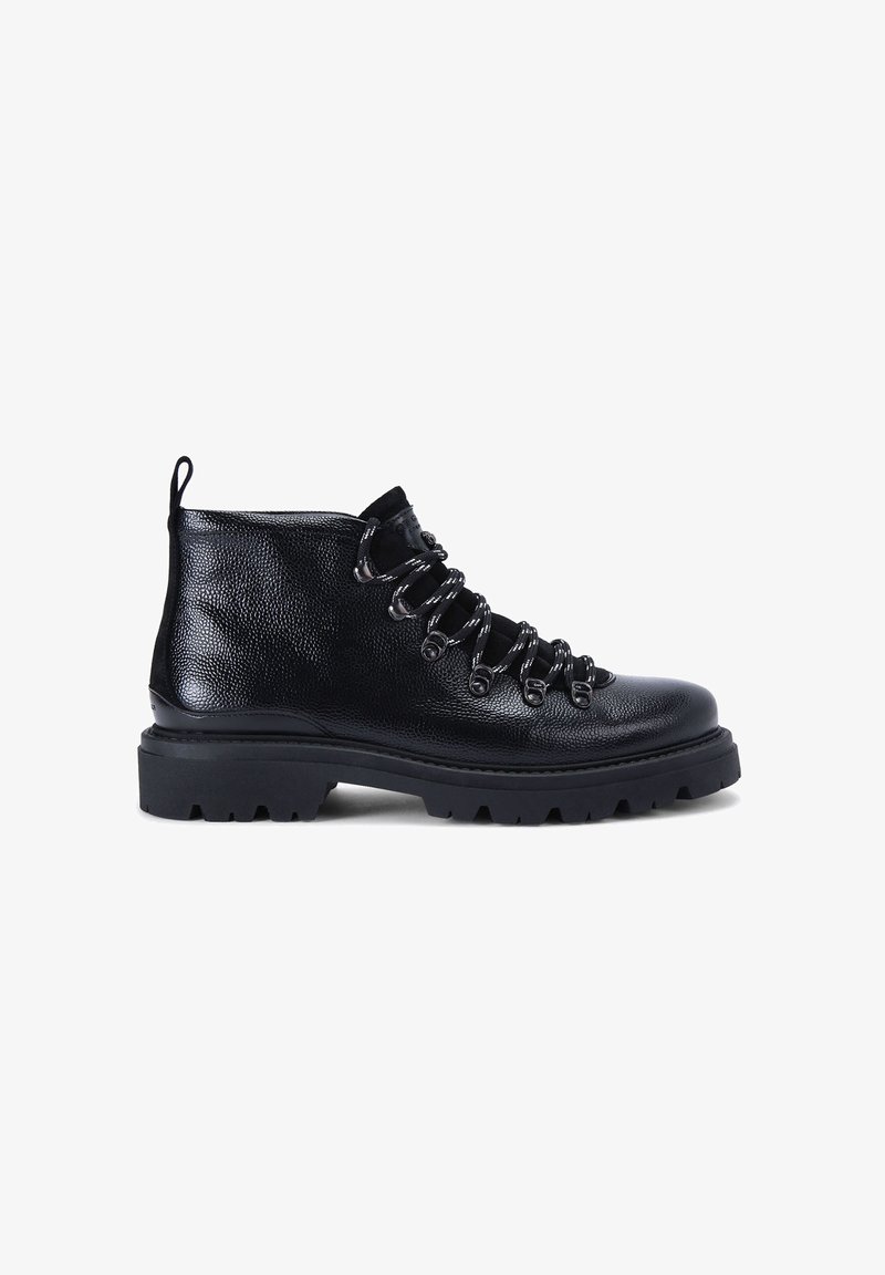 Schwarze Leder-Ankelstiefel mit strukturiertem Finish, Schnürdesign, metallischen Ösen und einer robusten Sohle mit tiefen Profilierungen.