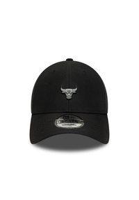 Cappellino da baseball nero con corona strutturata, visiera curva e logo di un toro argentato sul davanti. Realizzato in un tessuto liscio con cinturino regolabile.