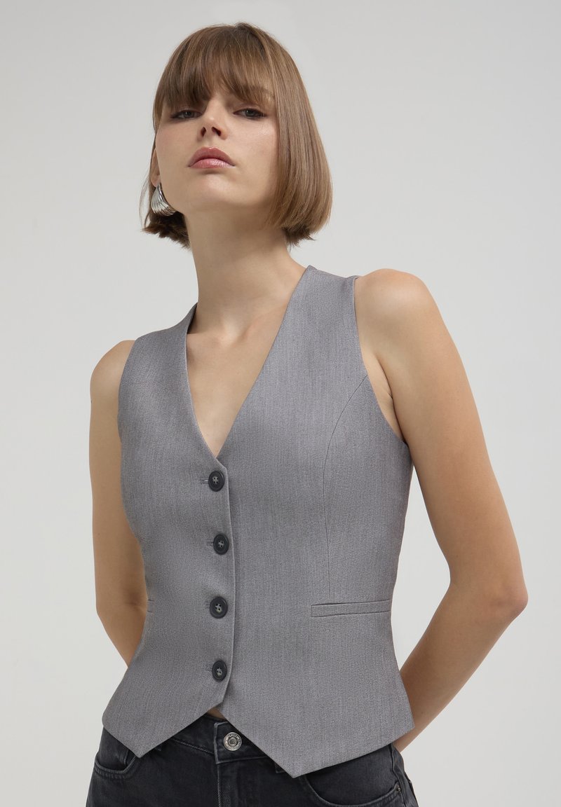 Calliope Smanicato - gris