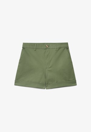 Shorts en coton vert olive avec revers roulés, bouton devant, fermeture éclair, passants pour ceinture et poches latérales sur fond blanc.