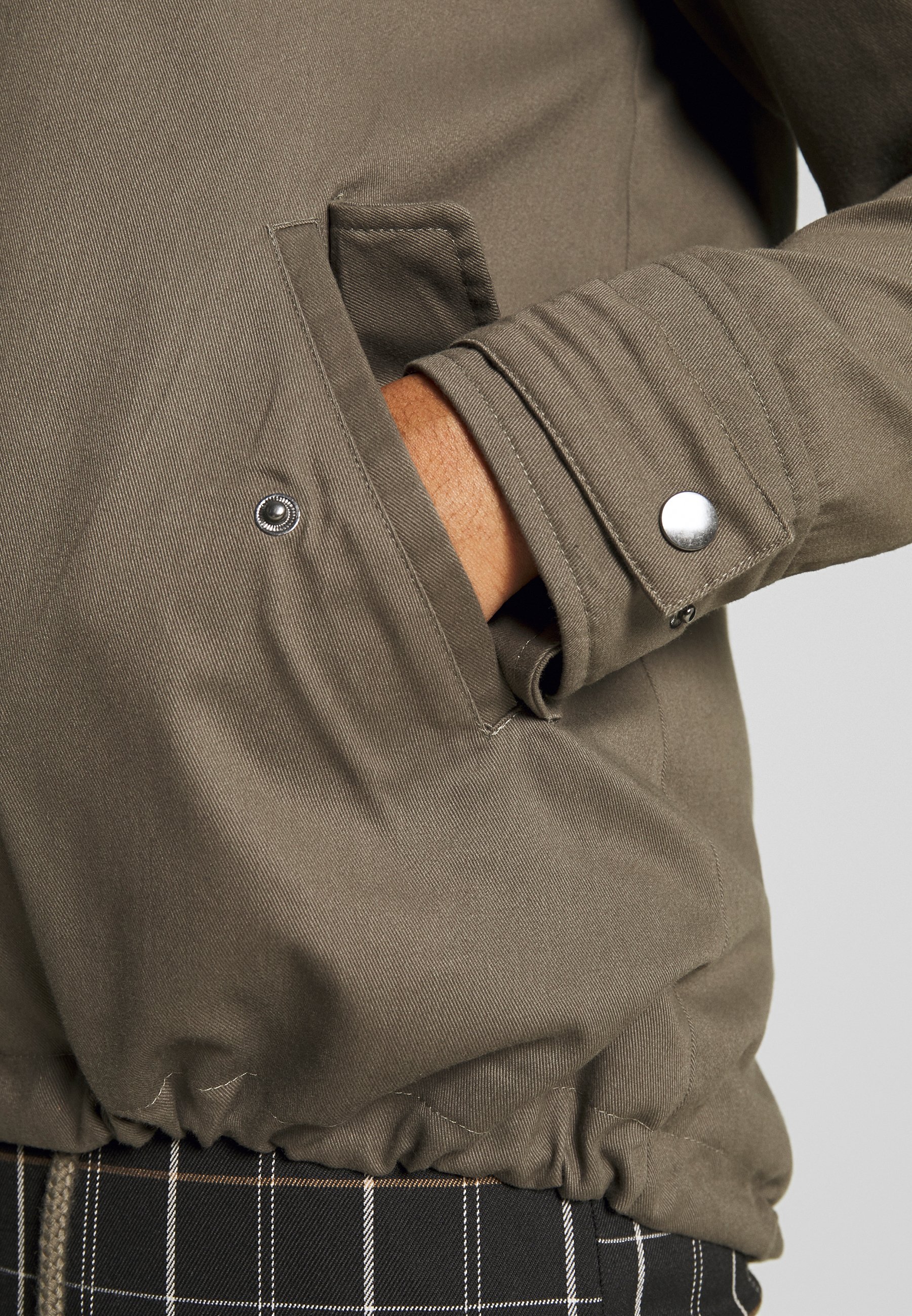 Zizzi MCAMMA JACKET Lett jakke army grey Zalando.no Zizzi MCAMMA JACKET Lett jakke black Zalando.no