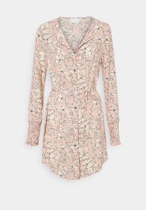 Robe à imprimé floral en rose doux avec manches longues, devant boutonné, ceinture ajustable à la taille, et ourlet arrondi avec poignets smockés.