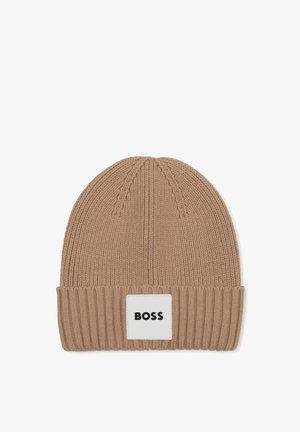 Lichtbruine geribbelde gebreide muts met omgeslagen rand en een wit rechthoekig label met de tekst "BOSS" in het midden aan de voorkant.