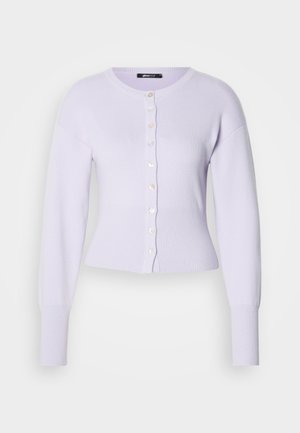 Cardigan liliac cu decolteu rotund, mânecă lungă, tiv cu dungi și închidere frontală cu nasturi mici, rotunzi. Textură moale, tricotată.