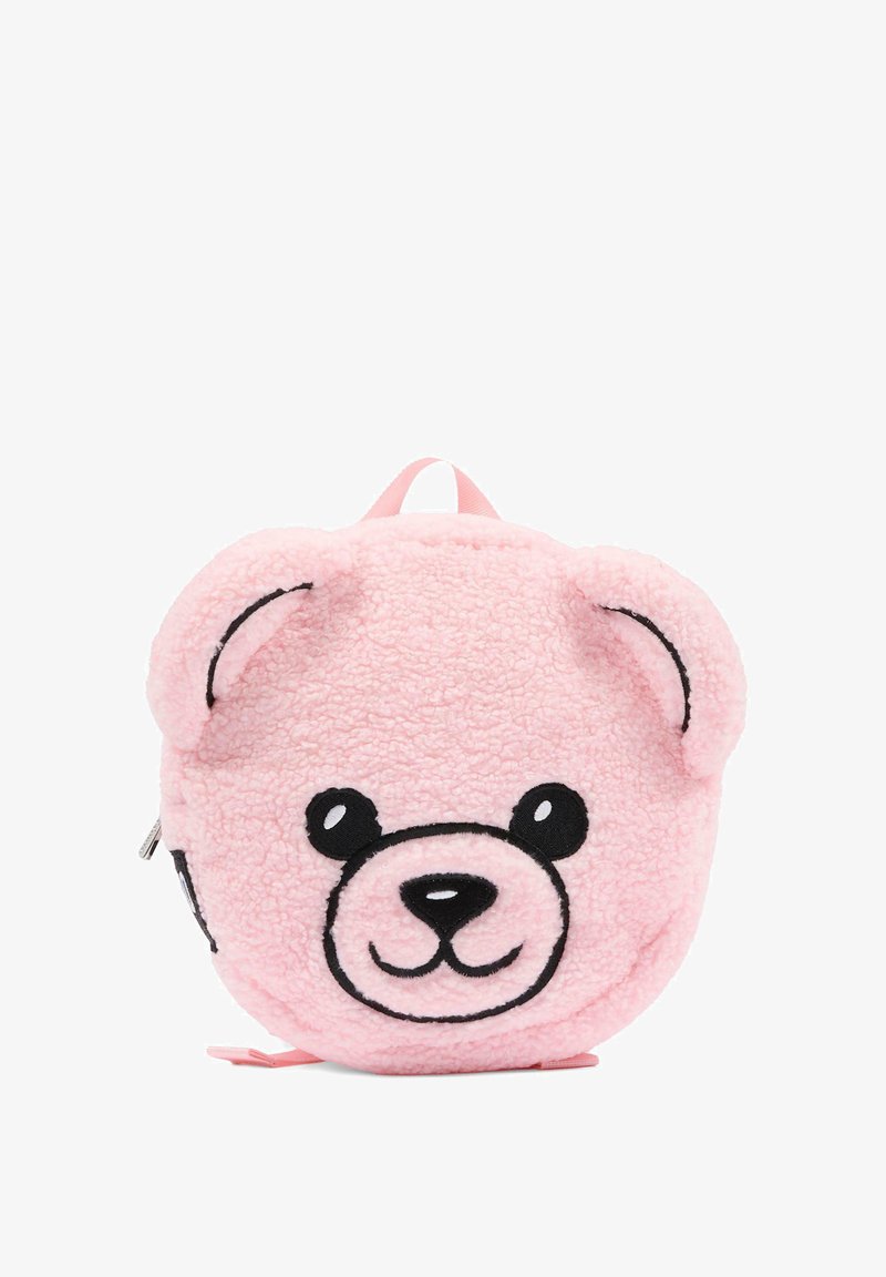 Sac à dos rose en peluche en forme de visage d'ours avec des yeux, un nez, un sourire et des oreilles arrondies brodés en noir, sur un fond blanc.