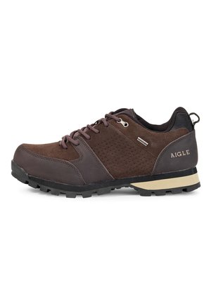 Chaussure de randonnée marron et marron foncé avec fermeture à lacets, semelle texturée, et logo Aigle sur le talon, conçue pour une utilisation en extérieur.