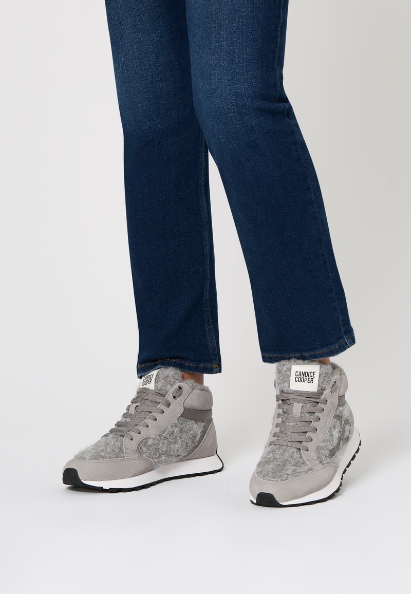 Sneaker alte grigie con una combinazione di stoffa scamosciata e feltro, caratterizzate da una finitura testurizzata, lacci e un'etichetta con logo sulla linguetta.