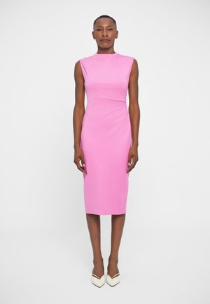 Figurbetontes, ärmelloses Midi-Kleid aus leuchtendem pinkfarbenem Stretchstoff mit hohem Ausschnitt. Kombiniert mit spitzen weißen Absätzen. Glatte Textur.