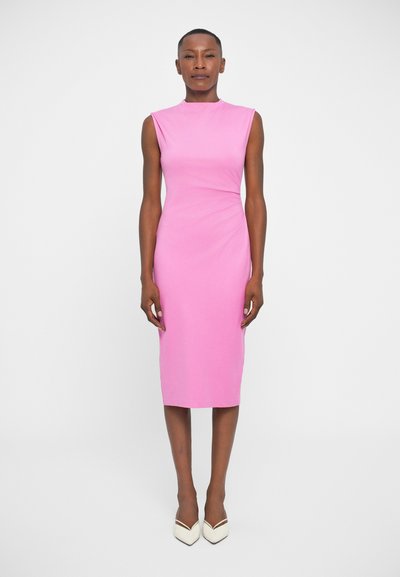 Upnuté midi šaty bez rukávů z jasně růžového elastického materiálu s vysokým výstřihem. V kombinaci s bílými špičatými podpatky. Hladká textura.