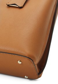 Borsa in pelle marrone chiaro con una texture a granuli, caratterizzata da un design elegante, dettagli in metallo dorato e cuciture visibili lungo i bordi.