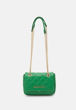 Bolso de hombro acolchado verde Valentino con correas de cadena dorada y logo dorado en la solapa frontal.