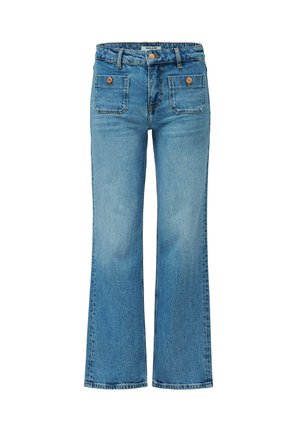 Jeans de denim azul claro con cintura alta, bolsillos frontales con parche y botones, pasadores para cinturón y piernas ligeramente acampanadas.