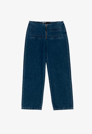 Pantaloni in denim blu scuro a gamba larga con zip frontale e due paia di tasche a taglio orizzontale sui fianchi frontali.