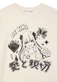 Maglietta in cotone color crema con disegno grafico nero raffigurante un personaggio con capelli lunghi, messaggi, cuori, farfalle e motivi di fiamme.