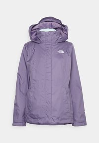 Veste imperméable violette avec capuche, fermeture éclair avant protégée par un rabat coupe-vent, poches latérales et logo The North Face sur la poitrine.