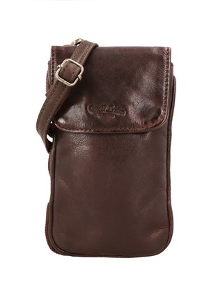 Hnedá kožená crossbody taška s klopou na zapínanie, nastaviteľným popruhom a vyrazeným logom na prednej klope.