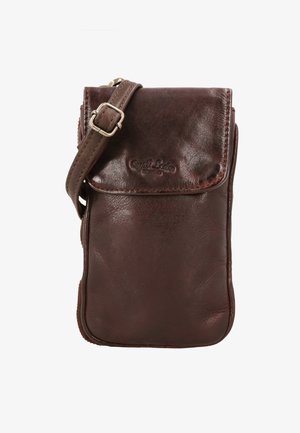 Brūna ādas soma uz pleca ar pārsegu, regulējamu siksnu un reljefa logotipu uz priekšējā pārsega.