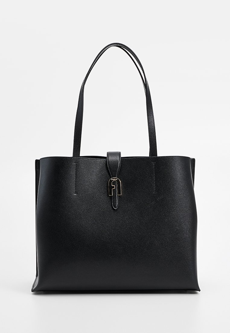 Sac fourre-tout noir en matériau texturé, doté de deux longues poignées, d'un fermoir central et de détails de couture minimalistes.