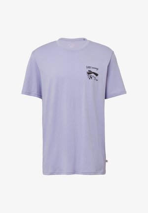 Jasnofioletowa koszulka z krótkim rękawem, wykonana z miękkiego materiału, z kieszonką na piersi, na której znajduje się czarna grafika i tekst. Okrągły dekolt, luźny krój.