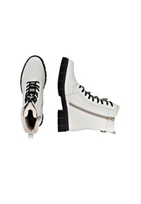 Stivali alla caviglia in ecopelle bianca con suola in gomma nera, dotati di zip laterale e chiusura con lacci neri. Finitura texturizzata e fodera morbida.