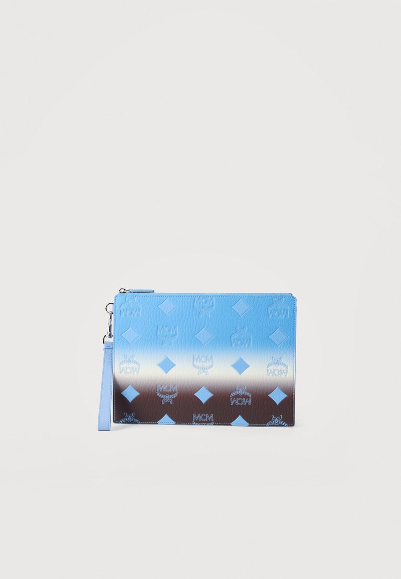 Ορθογώνιο δερμάτινο τσαντάκι χειρός με διαβάθμιση χρωμάτων σε μπλε, λευκό και καφέ, με ανάγλυφα λογότυπα MCM και μοτίβα διαμαντιών, και πλευρικό λουράκι καρπού.